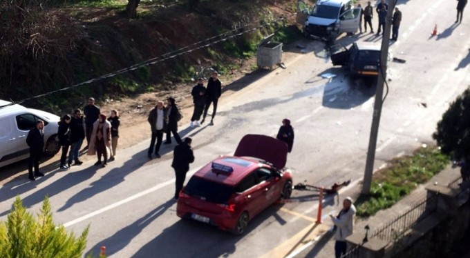 Kafa kafaya çarpıştılar, yaralı kurtuldu