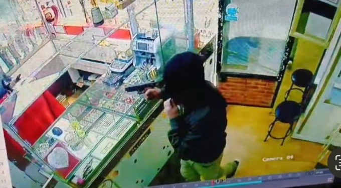 Bursa'da trajikomik soygun girişimi...Oyuncak silahla soymaya kalktığı kuyumcudan dayak yedi