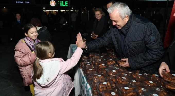Başkan Şadi Özdemir'den kandil simidi ikramı
