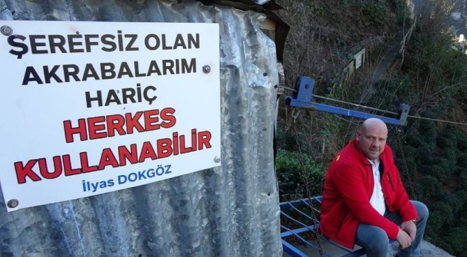 Teleferik tabelası çözüm oldu: "Şerefsiz olan akrabalarım hariç herkes kullanabilir"