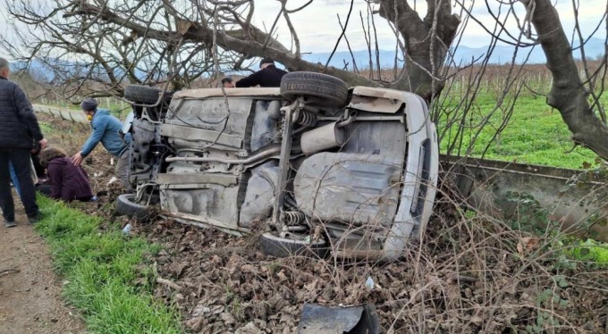 Tırın çarptığı otomobil ağaçlık alana uçtu : 3 yaralı