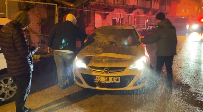 Metruk binanın bir kısmı otomobilin üzerine yıkıldı