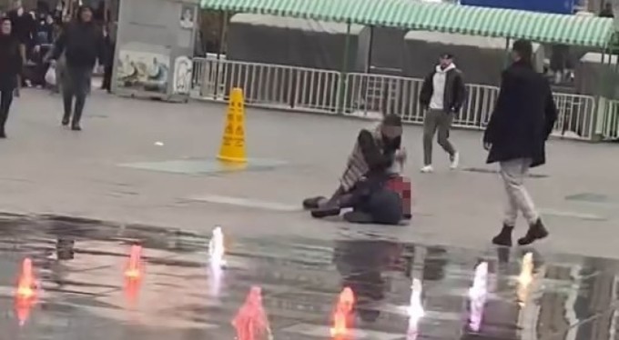 Bursa'da dehşet anları! Herkesin gözü önünde amcasını defalarca bıçakladı