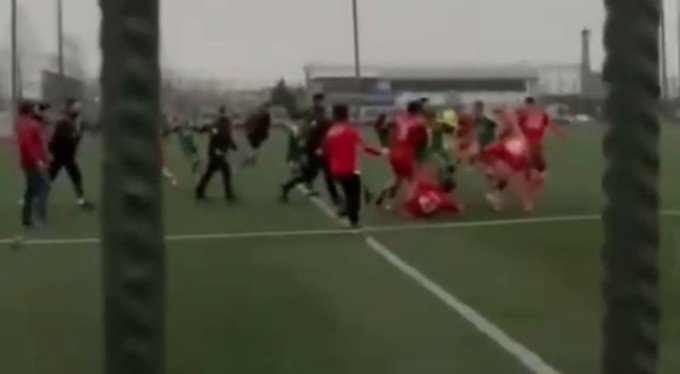 Bursa'da amatör ligde çıkan kavga yeşil sahayı boks ringine çevirdi