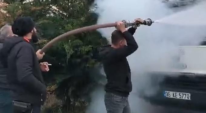 Kamyonette çıkan yangını mahalle muhtarı söndürdü