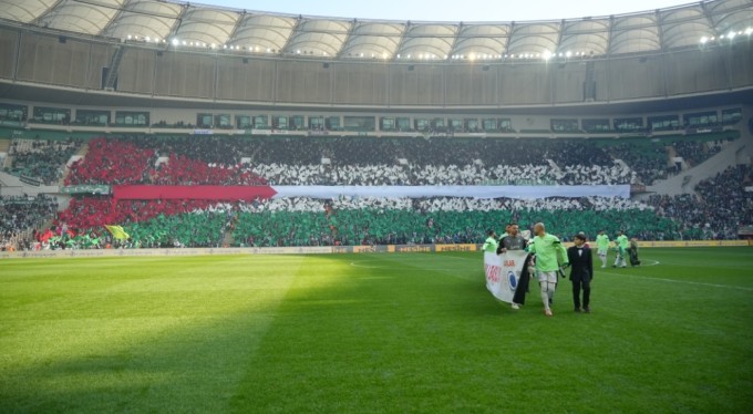 41 bin Bursaspor taraftarından Filistin'e bayraklı destek