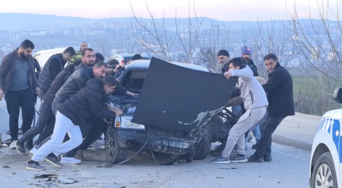 Bursa'da kamyon ile otomobil kafa kafaya çarpıştı: Araçta sıkışan sürücüyü vatandaşlar kurtardı