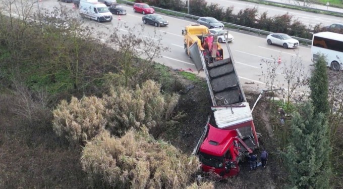 Bursa'da kontrolden çıkan tır refüje uçtu, otoban kitlendi