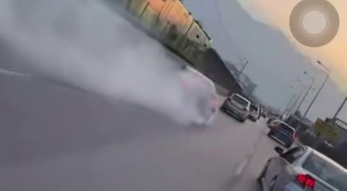 Adeta asfaltı ağlattı...Akan trafikte drift atarak ilerledi