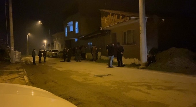 Bursa'da bir evi kundakladığı iddia edilen şahıs bıçakla ekiplere direndi