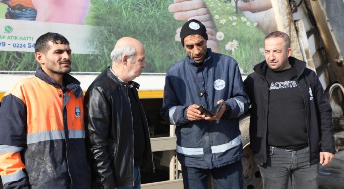 Çöpte bulduğu para dolu cüzdanı sahibine teslim etti