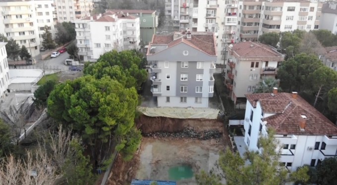 Bursa'da inşaat alanında heyelan oldu, bina kaydı, vatandaşlar korku dolu anlar yaşadı