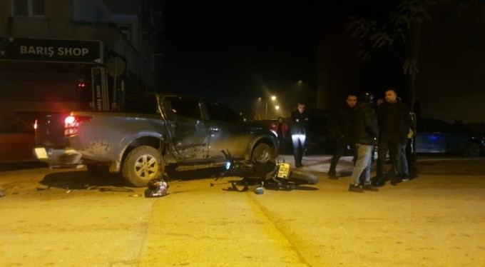 Kamyonete çarpan motosiklet sürücüsü yaralandı