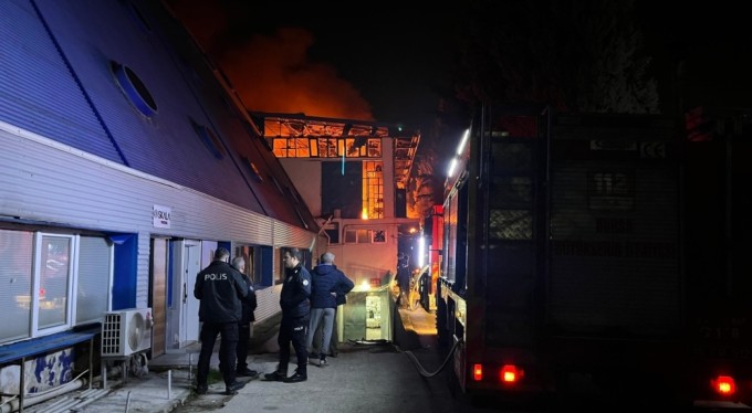 Tekstil fabrikası alevlere teslim oldu