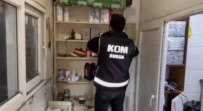 Bursa'da ruhsatsız silah ve tarih eser kaçaklığı yapanlara operasyon : 2 kişi tutuklandı