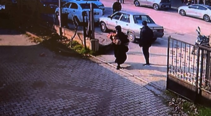 Canturkaran anne: Yaralı oğlunu kucağında sağlık ocağına taşıdı