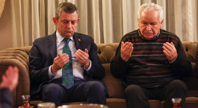 CHP Genel Başkanı Özel'den otel yangınında yakınlarını kaybeden iki aileye ziyaret