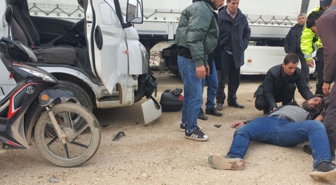 Kamyonet ile çarpışan motosikletli ağır yaralandı