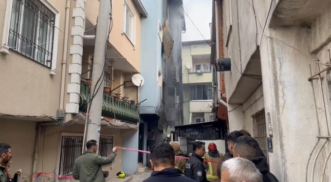 Yangında 4 katlı bina küle döndü