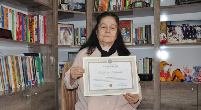Emekli öğretmen 10 yılda 3 üniversite bitirdi