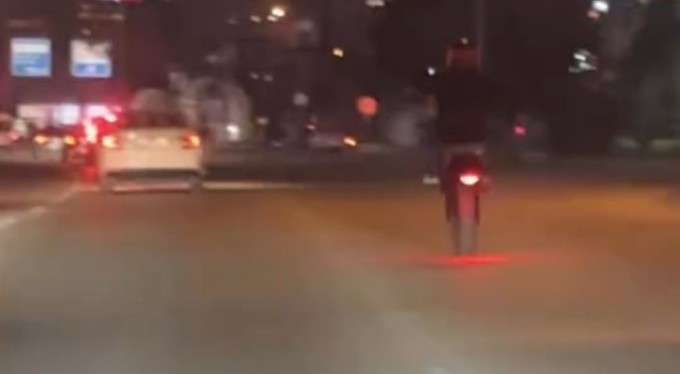 Tek teker üstünde tehlikeli yolculuk kamerada