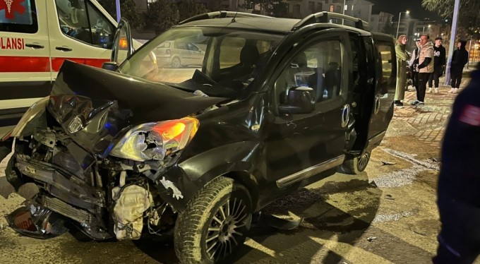 Bursa'da hafif ticari araç otomobille çarpıştı: 4 yaralı