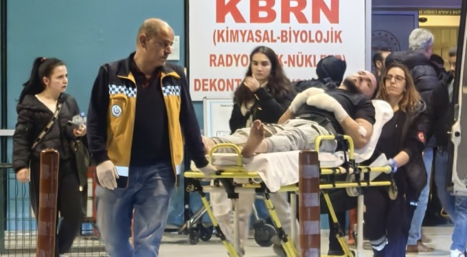 Kediden korkarak camın üzerine düşen genç yaralandı