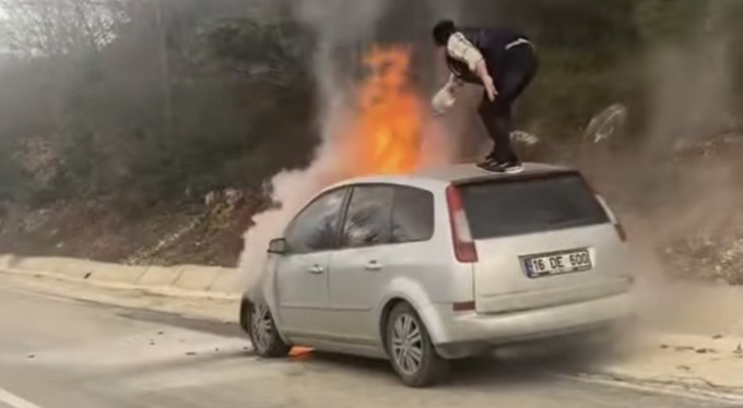 Otomobil alev topuna döndü, canını hiçe sayıp yangını söndürmeye çalıştı