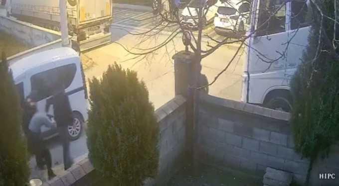 Kızların yanından geçerken ateş açan magandayı çöp atmak için evinden çıkan jandarma yakaladı