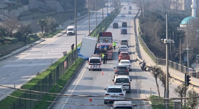 Gemlik'te tırın üzerindeki makine yola devrildi