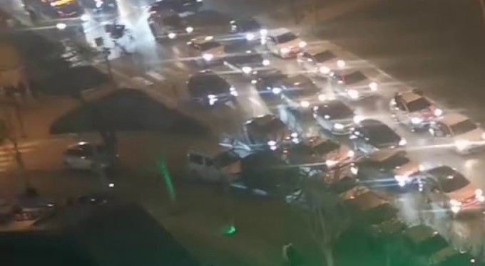 Bursa'da yoğun trafiği hiçe saydılar, yolu kesip böyle eğlendiler