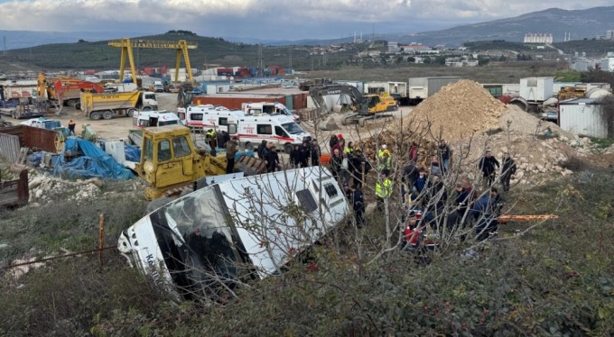 Bursa'da servis otobüsü kaza yaptı: 15 yaralı