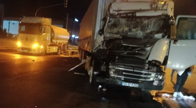 Kontrolden çıkan tır, ışık bekleyen tankere çarptı: 1 yaralı