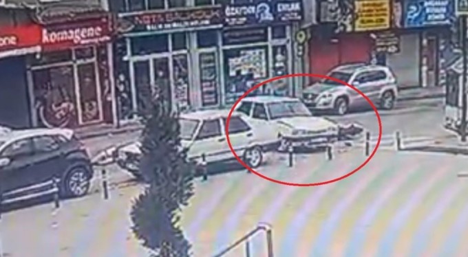 Yola aniden çıkan otomobile motosiklet çarptı, sürücü havada savruldu