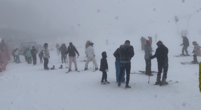 Yoğun kar alan Uludağ'da kayak pistleri doldu taştı