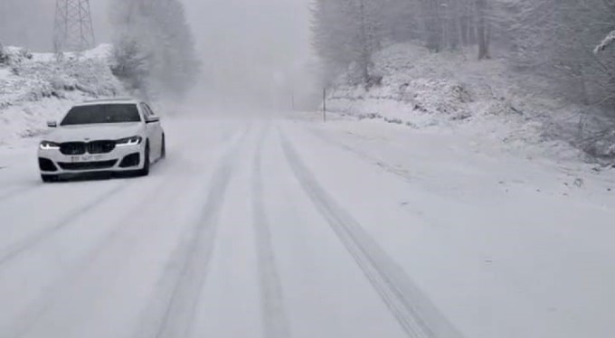 İnegöl-Domaniç yolunda zincir takmayan araçlara izin verilmedi