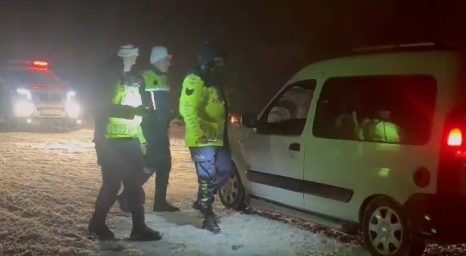 İnegöl-Domaniç karayolunda kar yağışı ve tipi zor anlar yaşattı