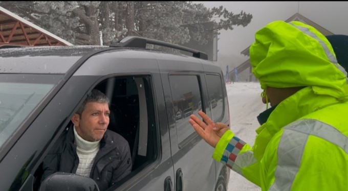 Uludağ'a çıkmak için 300 kilometre yol geldi, kış lastiği takmadığı için geri döndü
