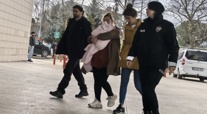 Kucaklarında bebekle hırsızlık yapan 2 kadın yakalandı