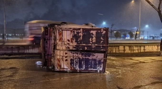 Bursa'da içecek yüklü kamyon devrildi