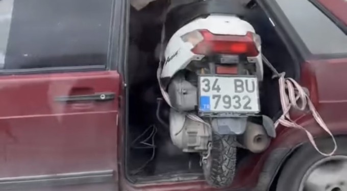 Bursa'da kapısız araçta motosiklet taşıdı, gören dönüp bir daha baktı