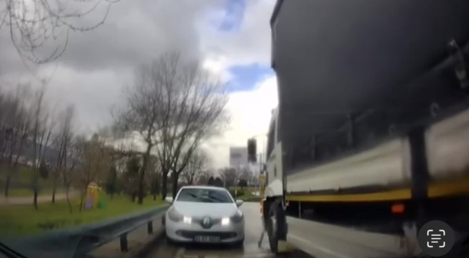 Tırın çarptığı otomobil böyle savruldu