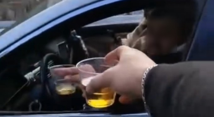 Bursa'da seyir halinde alkol alıp kadeh tokuşturdu