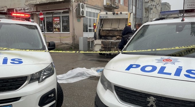 Çöp kamyonunun altında kalan yaşlı kadın hayatını kaybetti