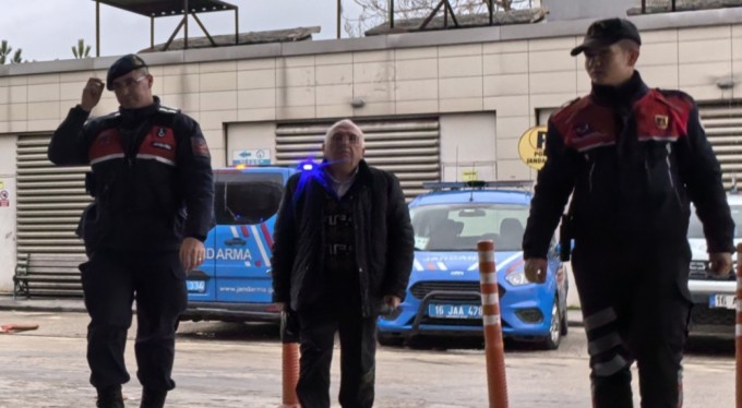 Müdür yardımcısını sokak ortasında darbetti