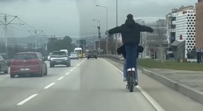 Seyir halinde kendisini kuş zannetti