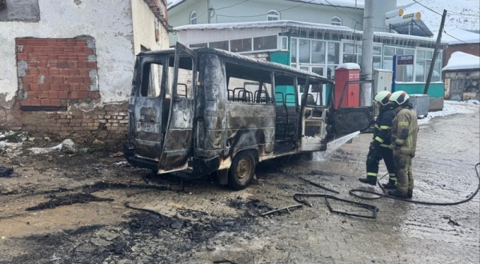 İznik'te park halindeki minibüs alev alev yandı