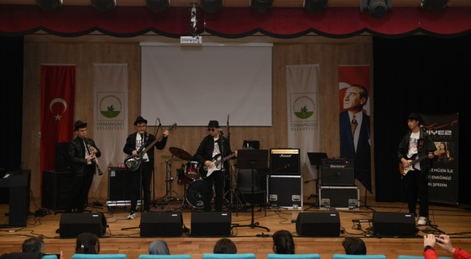 Genç müzisyenler final için sahnede