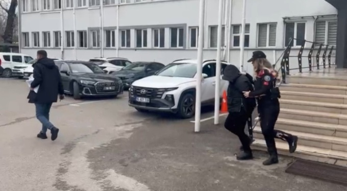 Bursa'da kendisini polis olarak tanıtıp 300 bin lira dolandıran şüpheli kadın çıktı