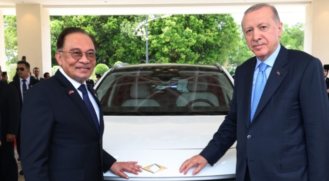 Cumhurbaşkanı Erdoğan, Malezya Başbakanı İbrahim'e TOGG teslim etti